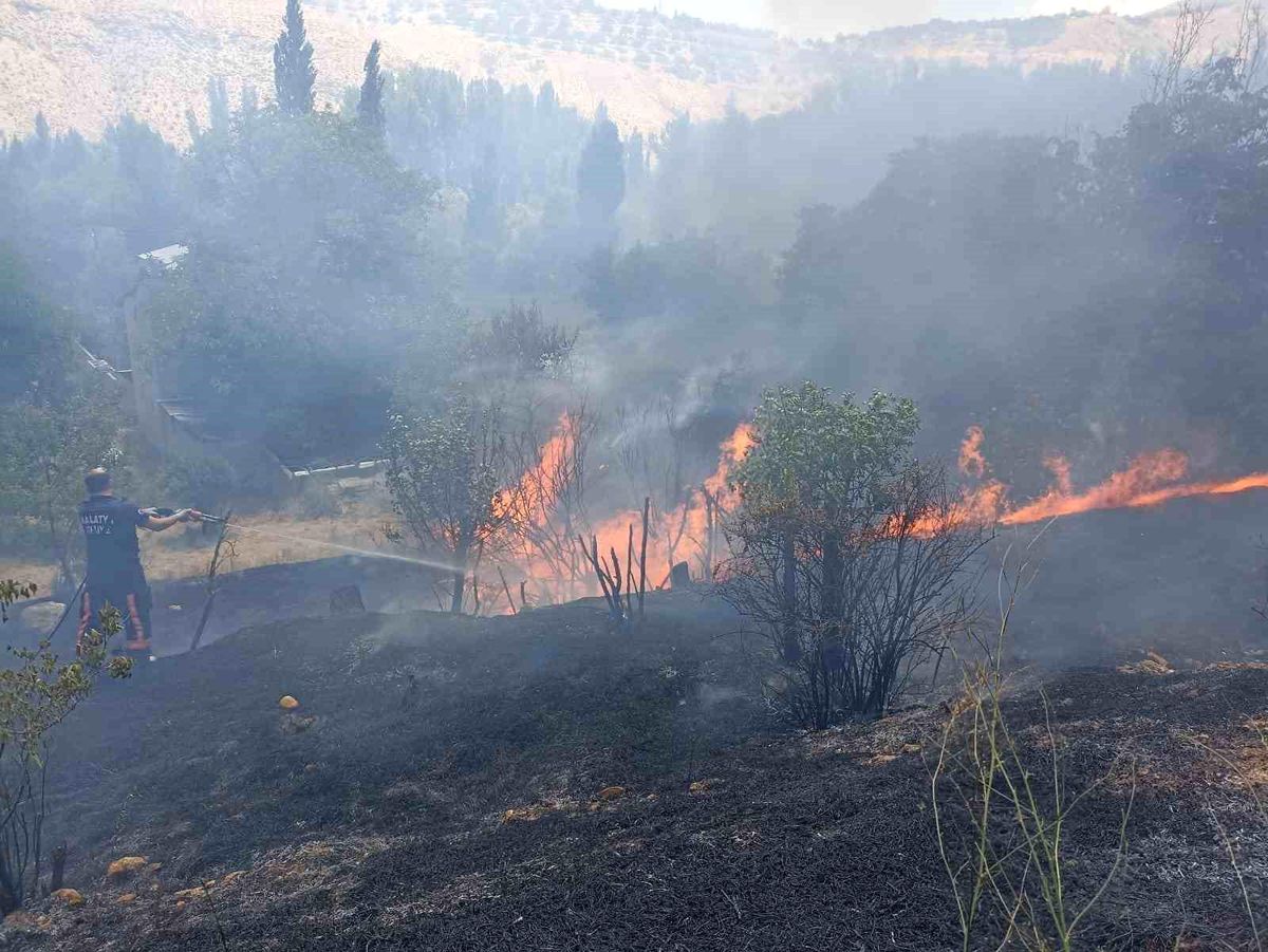 Darende\'de Bahçelik Alanda Çıkan Yangın Söndürüldü