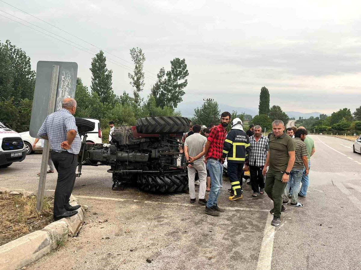 Tokat Niksar\'da Otomobil ve Traktör Çarpıştı: İki Yaralı