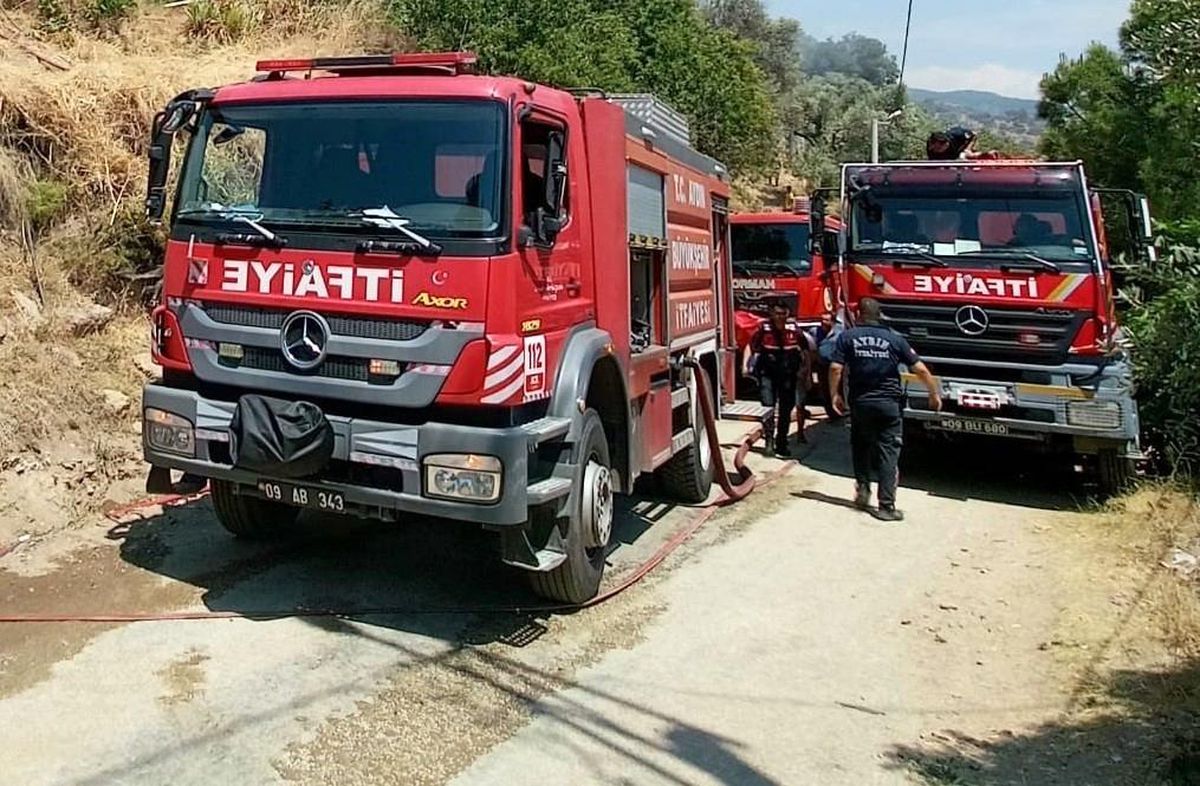 Aydın\'da bir binanın yan tarafındaki odunlukta yangın çıktı