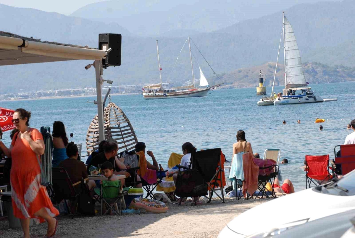 Fethiye\'deki Liseli Öğrencilerin İşlettiği Plaj Ziyaretçi Akınına Uğruyor