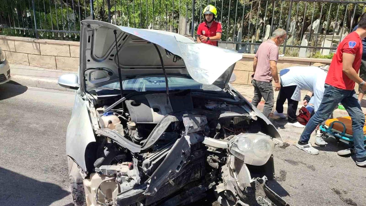 Tarsus\'ta trafik kazası: 2 kişi yaralandı