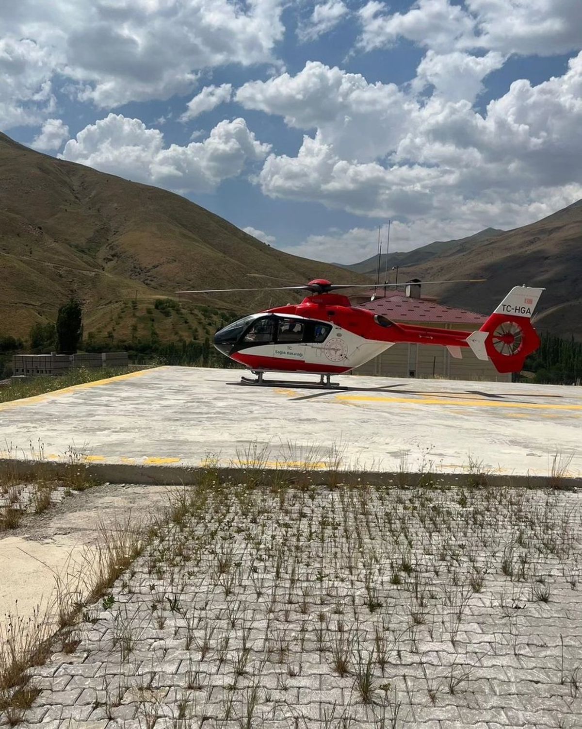 Van\'da yüksekten düşen bebek ambulans helikopterle hastaneye nakledildi