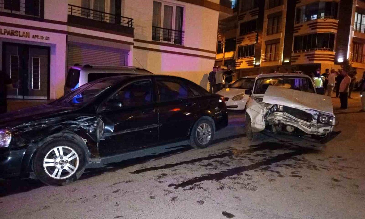 Samsun Bafra\'da 2 otomobil çarpıştı, 5 kişi yaralandı
