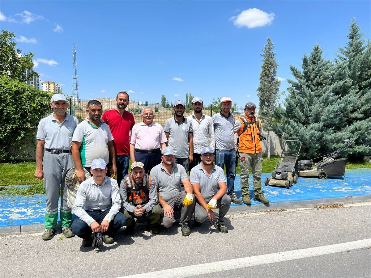 Kayseri Büyükşehir Belediye Başkanı Memduh Büyükkılıç, işçilere çim biçme desteği verdi
