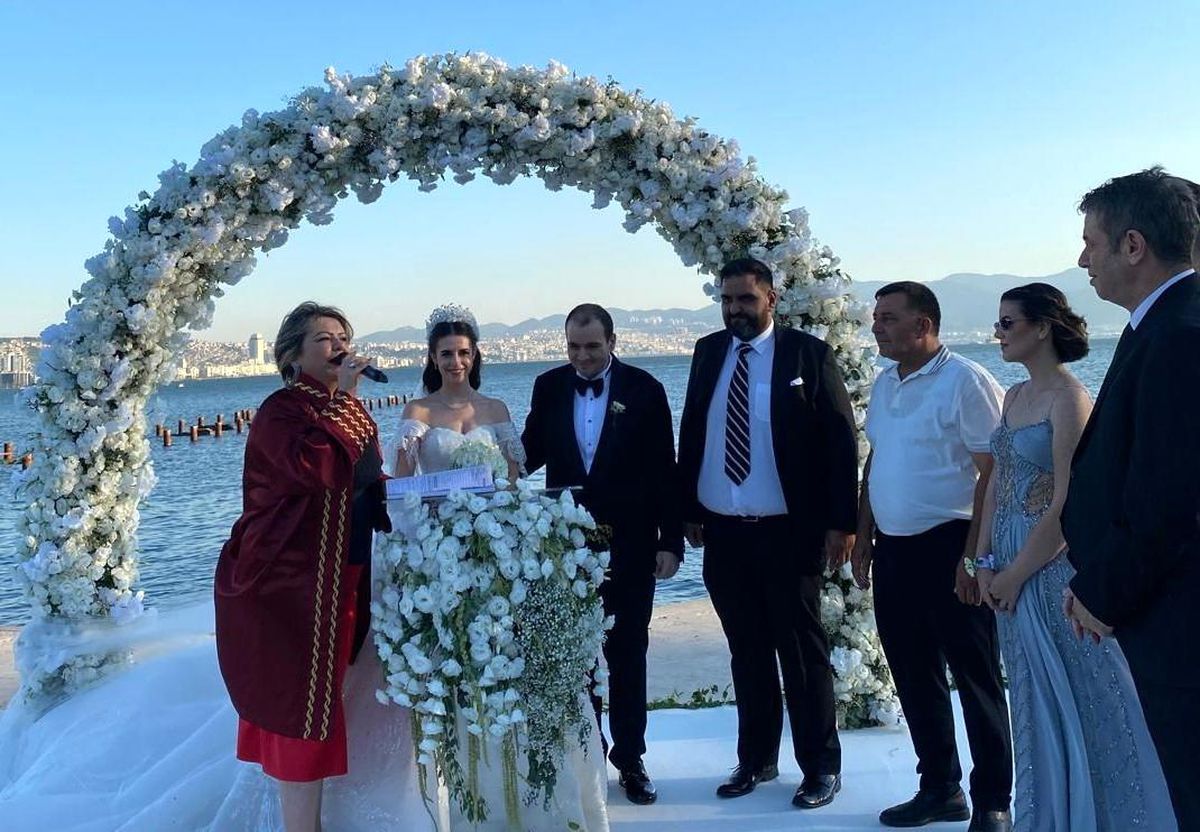 AYESOB Başkanı Muhammet Ali Künkcü İzmir\'de düğün töreninde nikah şahitliği yaptı