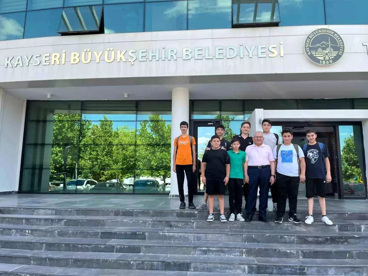 Kayseri Büyükşehir Belediye Başkanı Yaz Okulu\'na Ziyaret