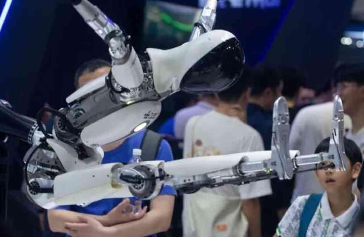 Dünyada ilk! Çin'de duyguları ifade edebilen robot görücüye çıktı