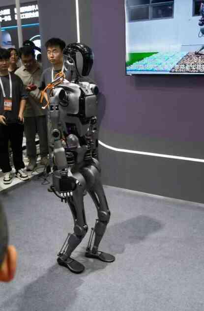 Dünyada ilk! Çin'de duyguları ifade edebilen robot görücüye çıktı