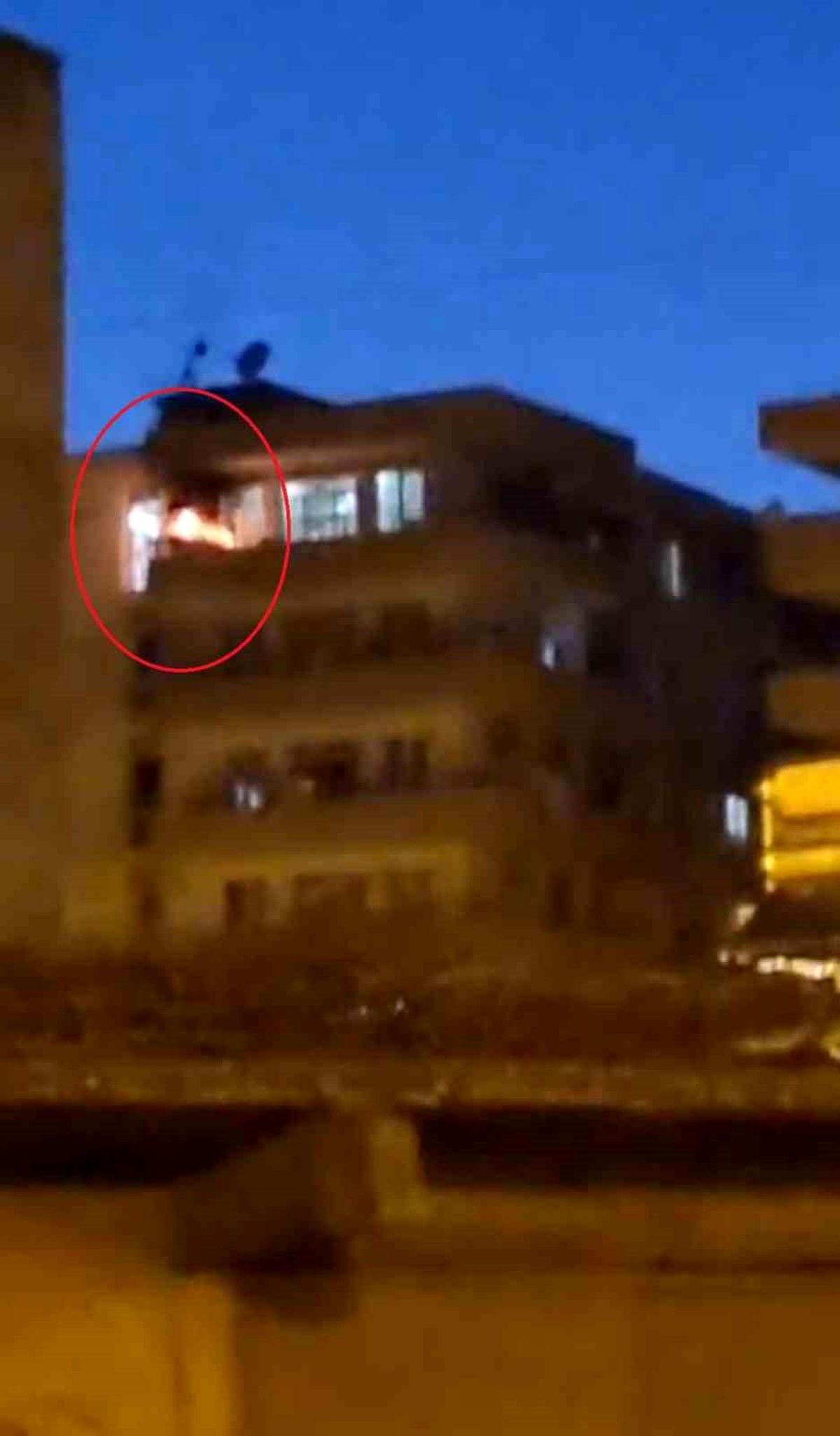 Diyarbakır\'da Balkonda Yakılan Ateş Paniğe Neden Oldu
