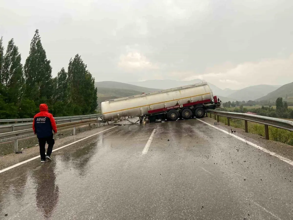 Bayburt\'ta Tanker Kazası: Sürücü Ufak Sıyrıklarla Atladı