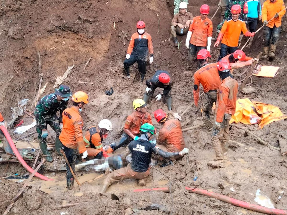 Endonezya\'da Altın Madeninde Toprak Kayması: 10 Ölü, 40 Kayıp