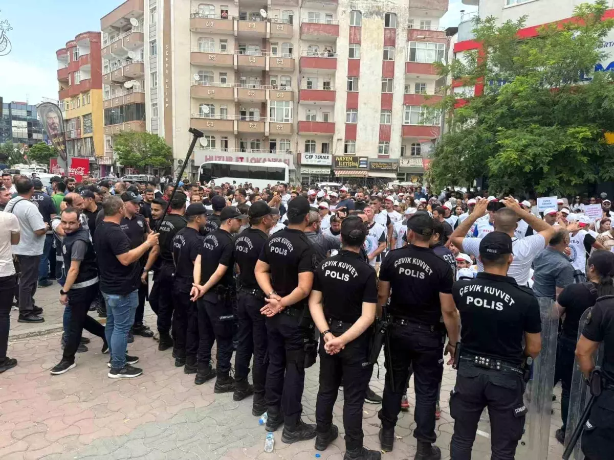 Iğdır Belediyesi İşçileri İşe Geri Dönme Talebiyle Eylem Başlattı