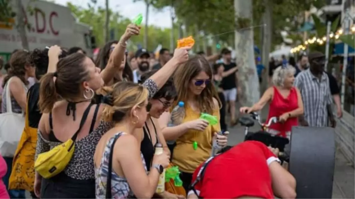 İspanya\'da turizm karşıtı protestocular, Barselona\'da turistlere su tabancalarıyla saldırdı