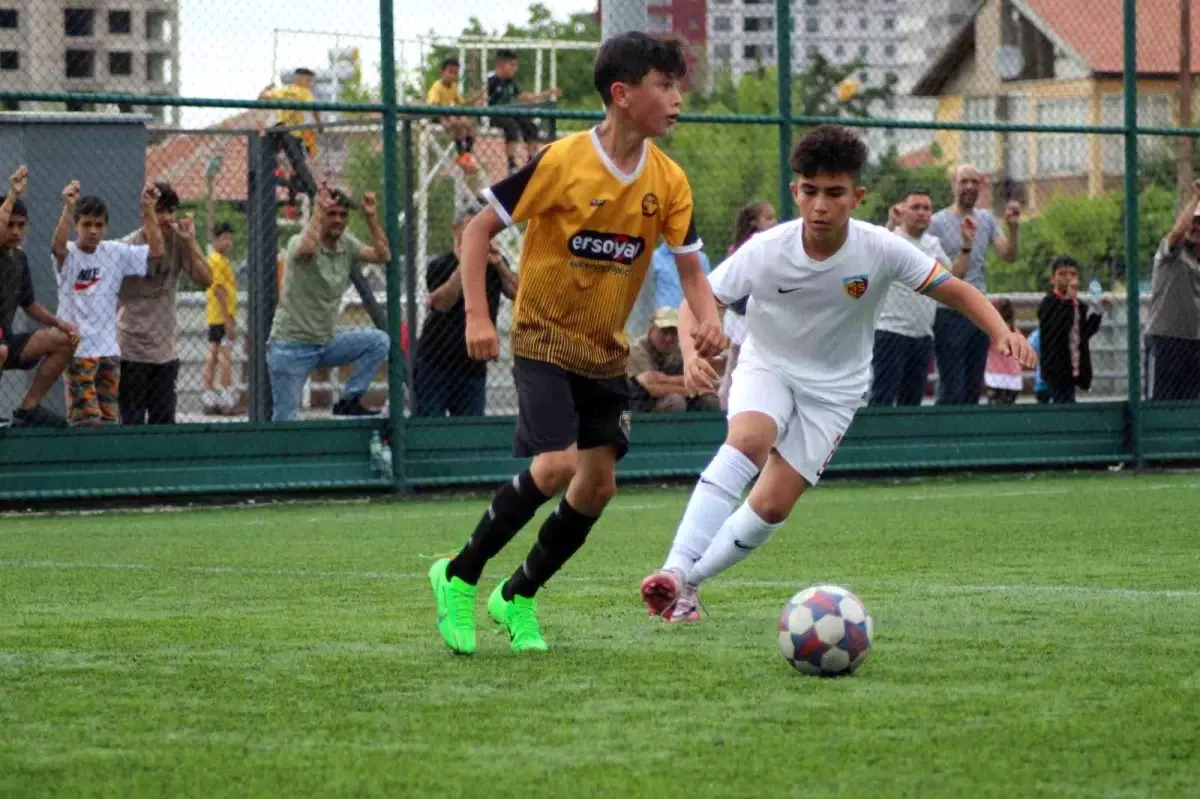 Kayserispor U11, Kocasinan Şimşekspor\'u Uzatmada Yenerek Şampiyon Oldu