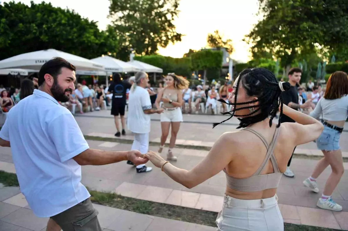 Konyaaltı Belediyesi, Gün Batımı Danslarıyla Vatandaşları Buluşturdu