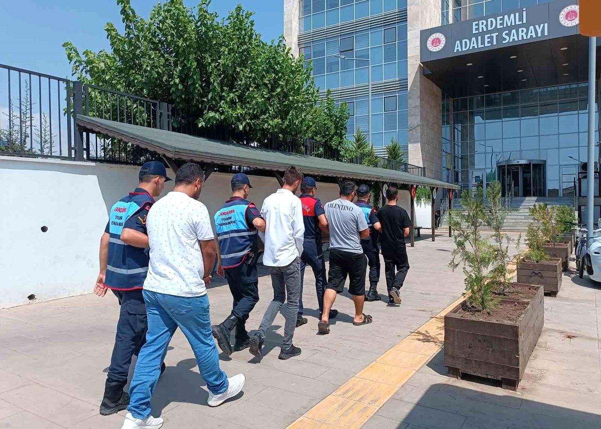 Mersin\'de Göçmen Kaçakçılarına Operasyon: 5 Organizatör Gözaltına Alındı