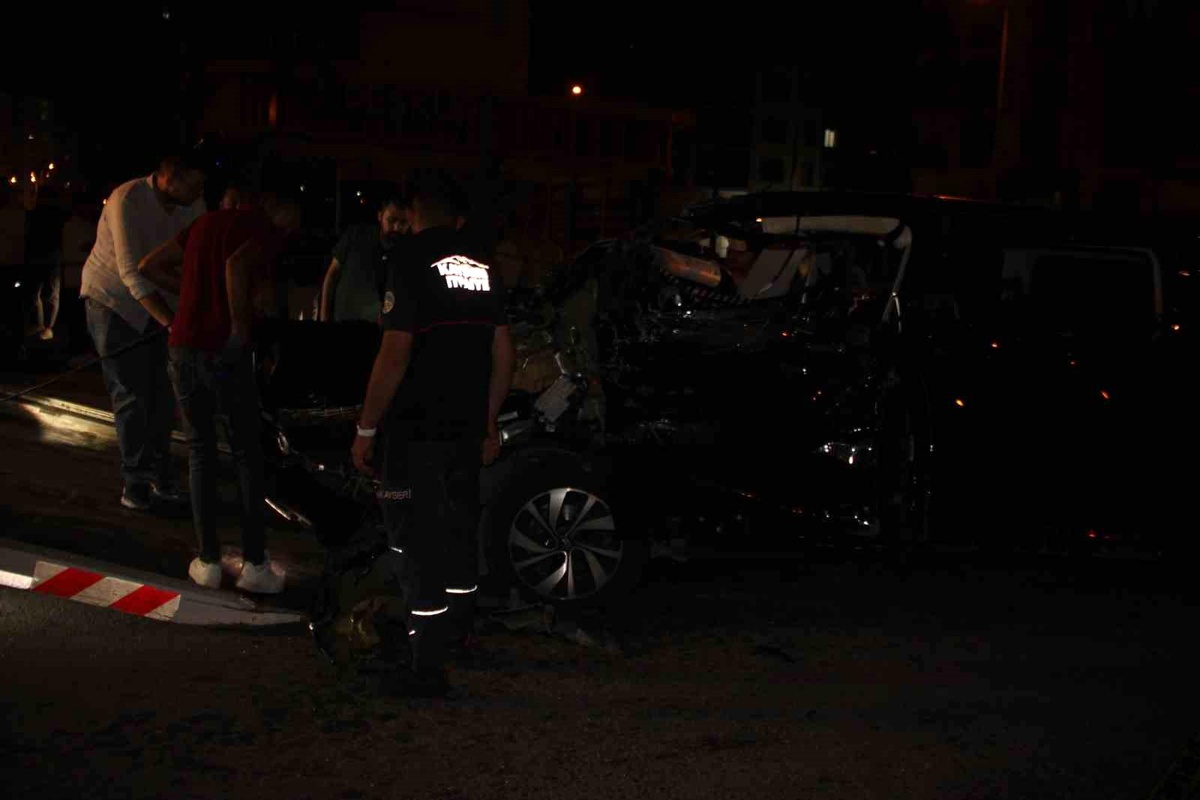 Kayseri\'de trafik kazası: 4 araç hasar gördü, 4 kişi yaralandı