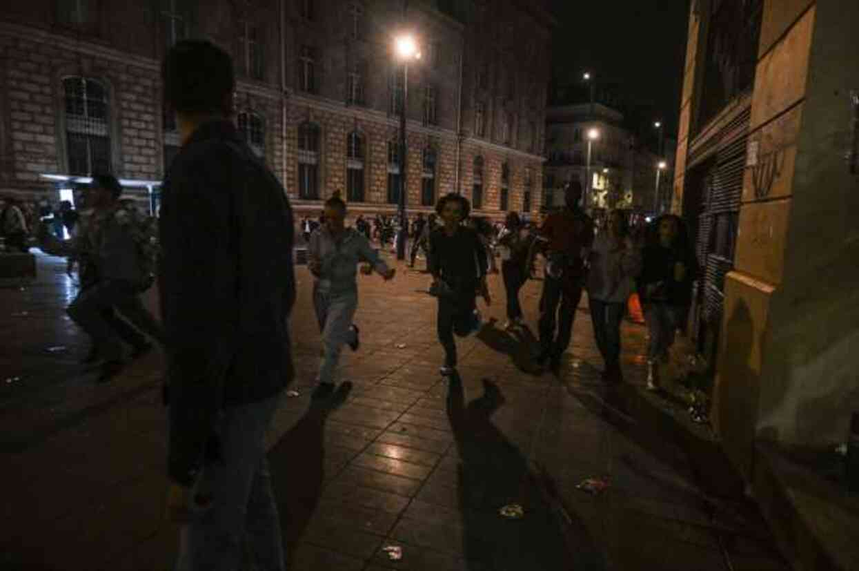 Paris yangın yeri! Sol ittifakın seçim zaferini kutlayan gruplar polisle çatıştı