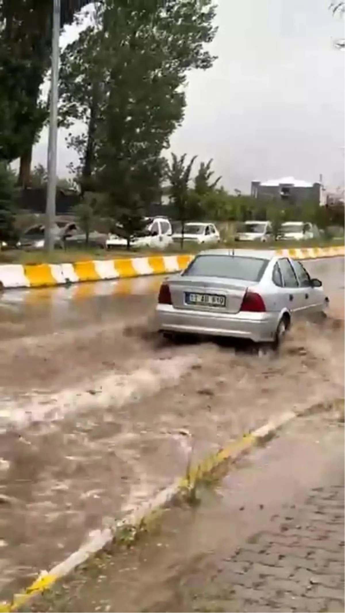 Patnos\'ta Sağanak Yağış Trafiği Aksattı