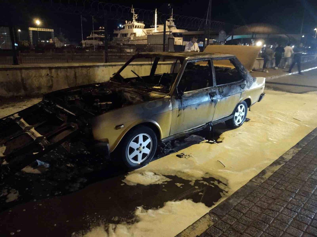 Pendik\'te Otomobil Alev Aldı, İtfaiye Müdahale Etti