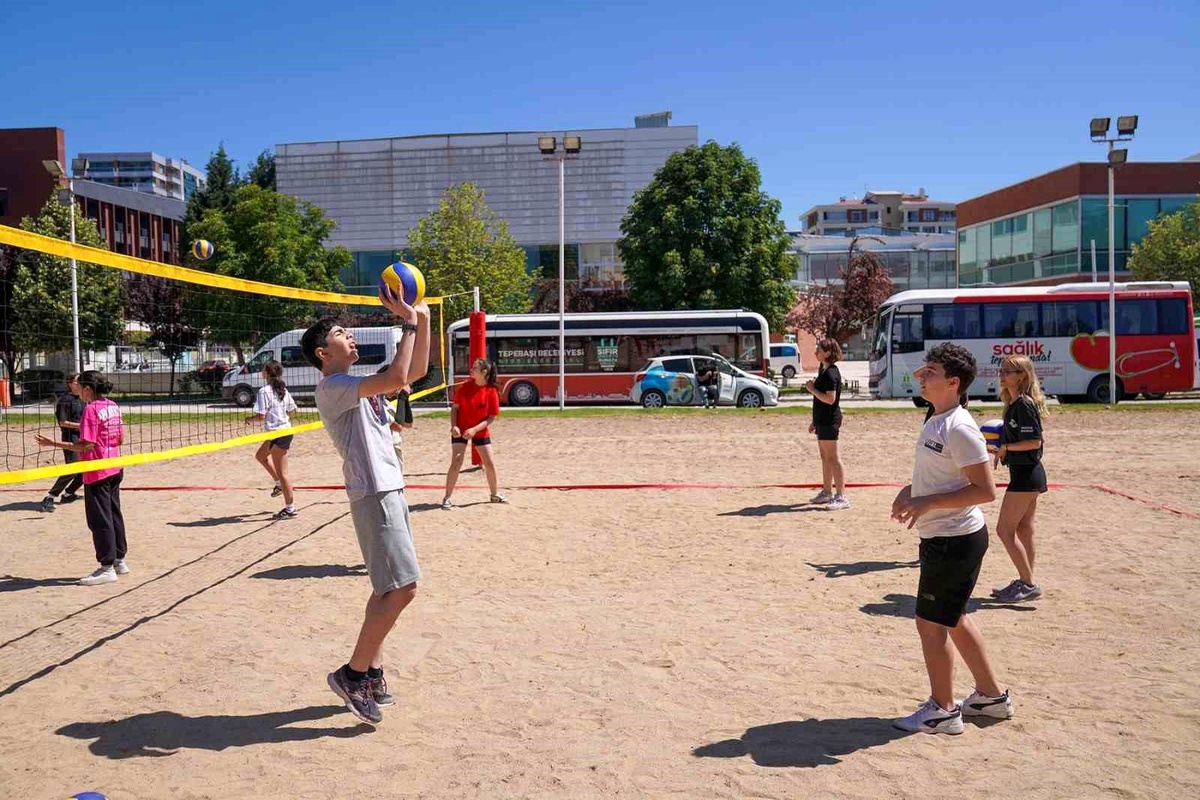 Tepebaşı Belediyesi Plaj Voleybolu Kursu Yoğun Katılımla Başladı