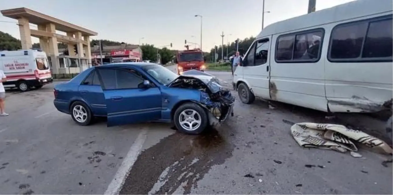 Sinop\'ta minibüs ile otomobil çarpıştı: 2 yaralı