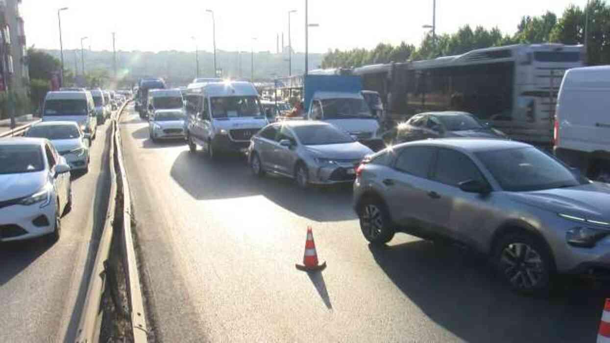 Tartıştığı sürücünün aracına çarpınca zincirleme kazaya neden oldu: 13 yaralı