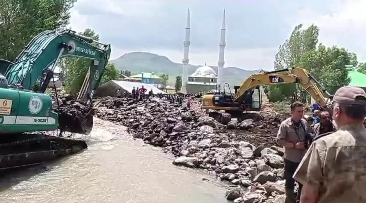 Erzurum Valisi Mustafa Çiftçi, sel yaşanan mahalleleri gezdi