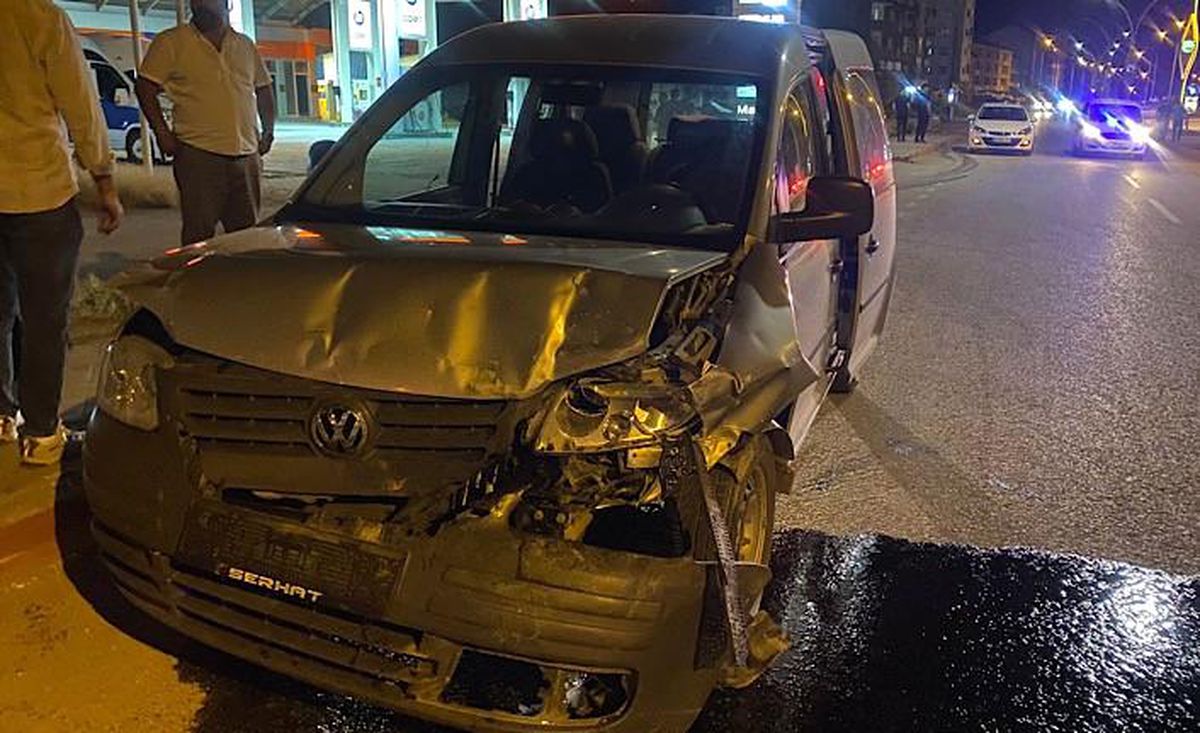 Hakkari Yüksekova\'da Araç Çarpışması: Maddi Hasar Meydana Geldi