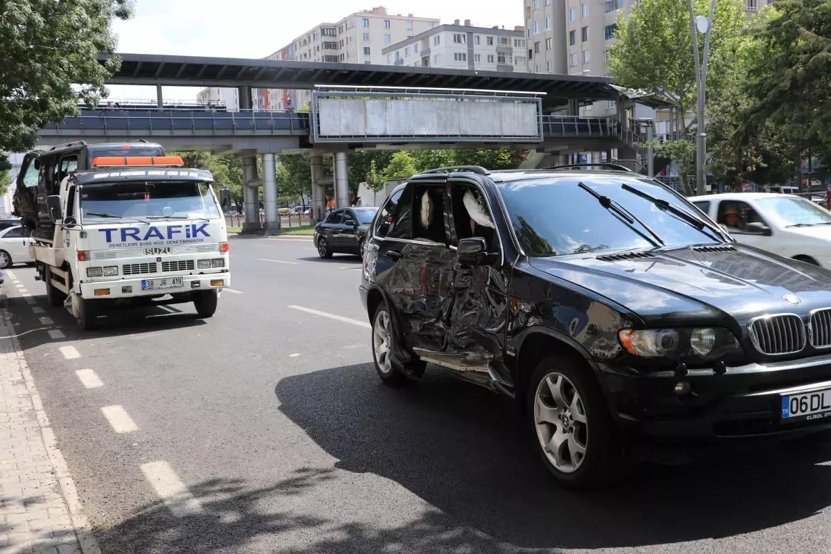 Kayseri\'de Cip ve Hafif Ticari Araç Çarpıştı: 2 Yaralı