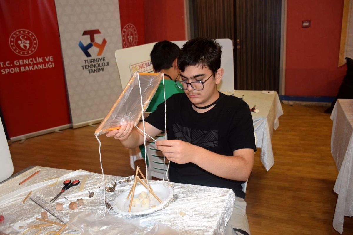 Afyonkarahisar Gençlik Merkezi TEKNOFEST 2024\'te Yarı Finale Yükseldi