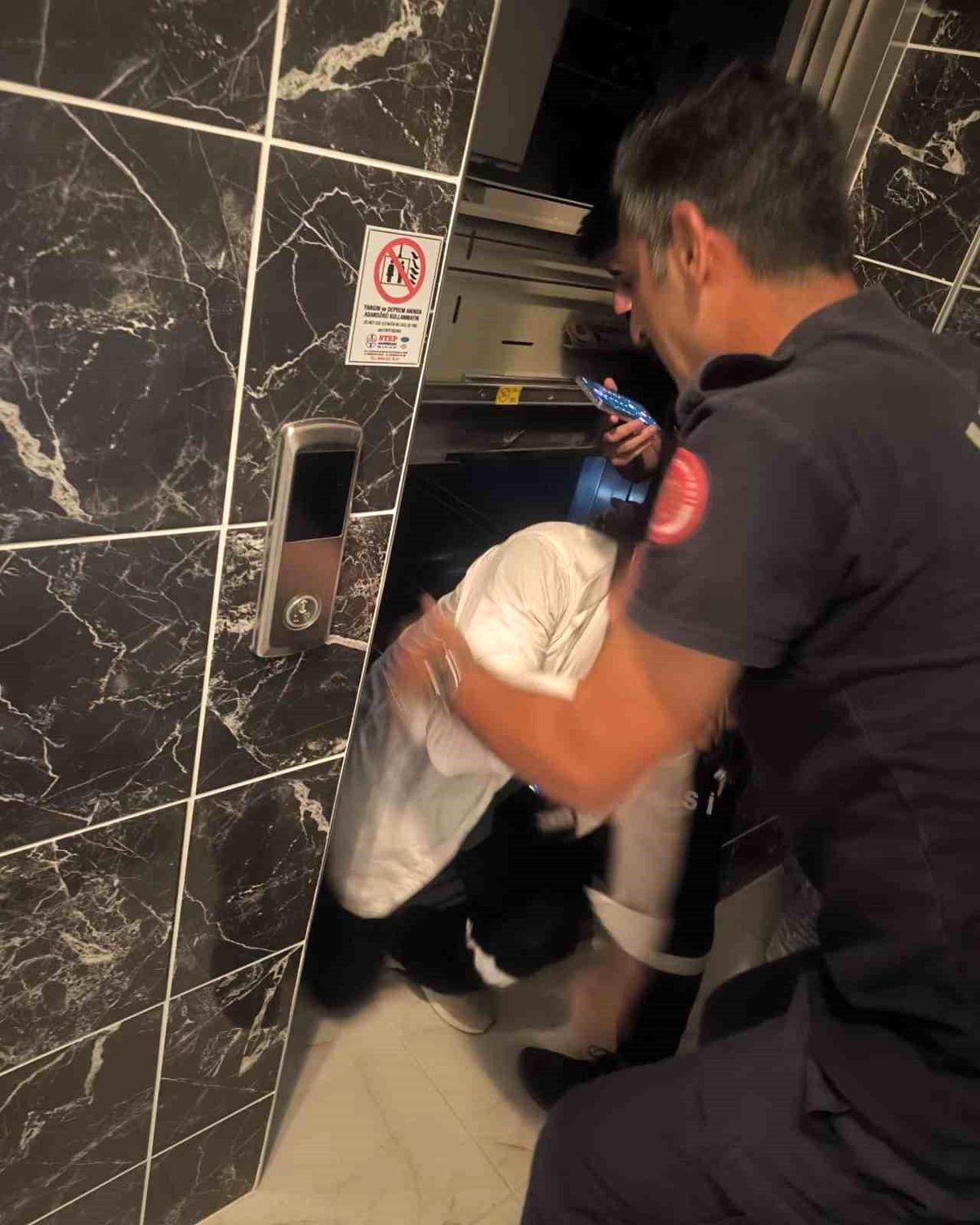 Hatay\'da asansörde mahsur kalan şahıs kurtarıldı
