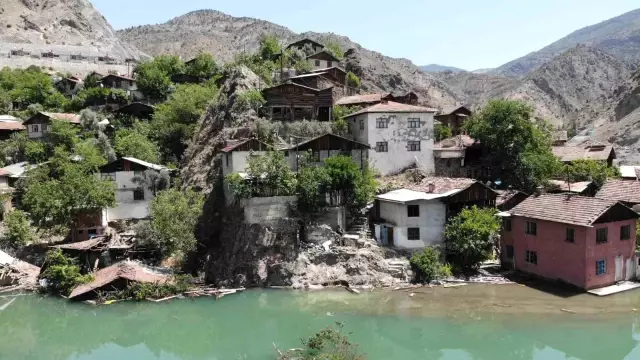 75 yaşındaki kadın 164 haneli köyde tek başına kaldı! Yürüyebileceği yolu bile yok