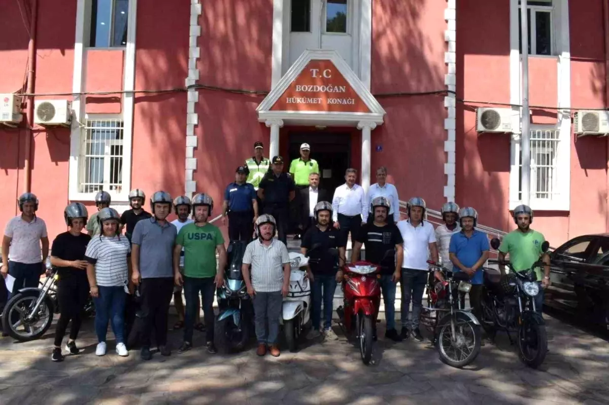 Bozdoğan\'da Motorculara Kask Dağıtımı Yapıldı