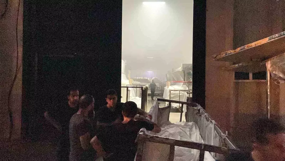 Bursa\'da bir tekstil fabrikasında çıkan yangın sonucu 4 işçi dumandan etkilendi