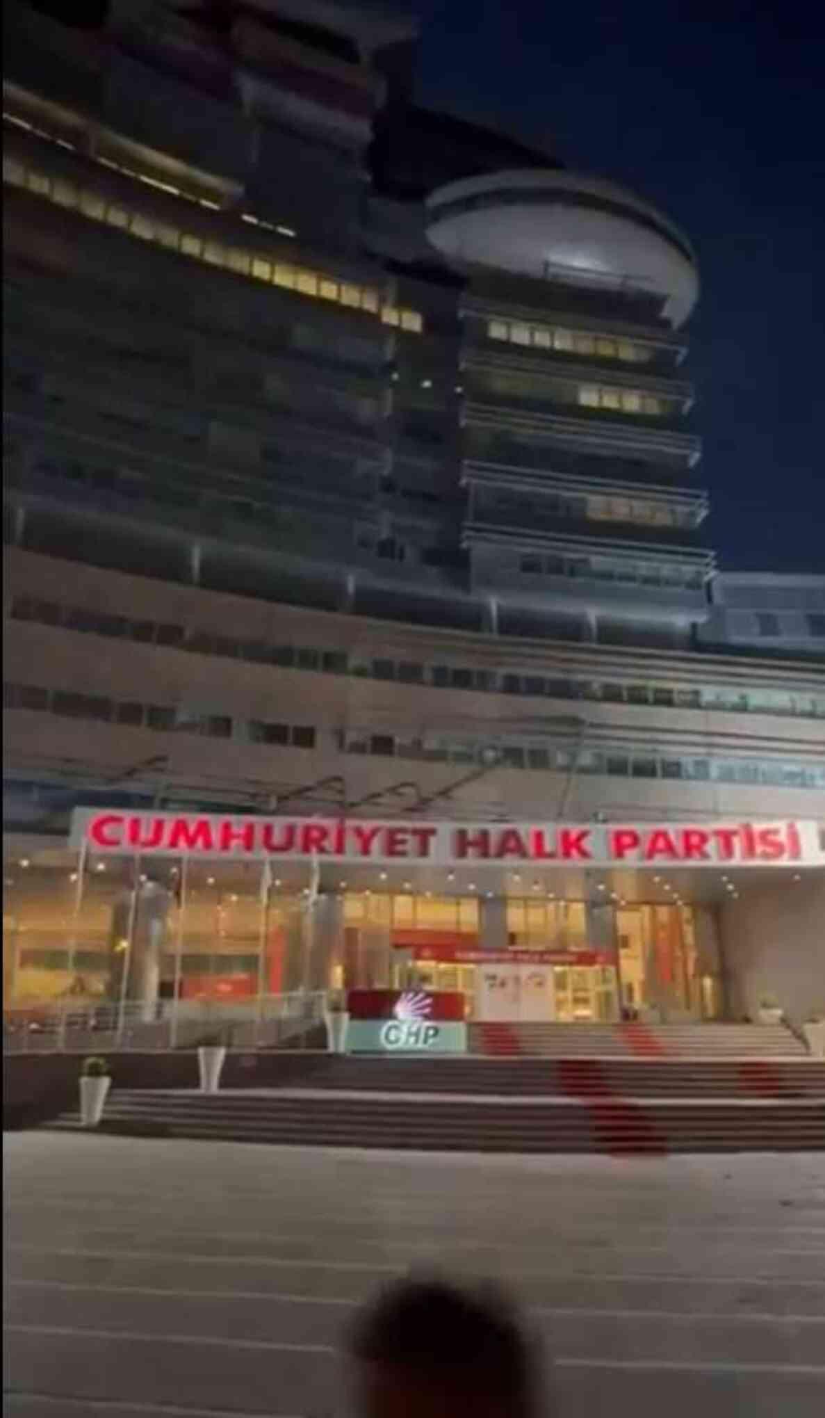 CHP lideri Özel'in, ışık açma-kapatma çağrısı yanıt buldu! Türkiye'nin birçok kentinden görüntüler geldi CHP lideri Özel'in, ışık açma-kapatma çağrısı yanıt buldu! Türkiye'nin birçok kentinden görüntüler geldi