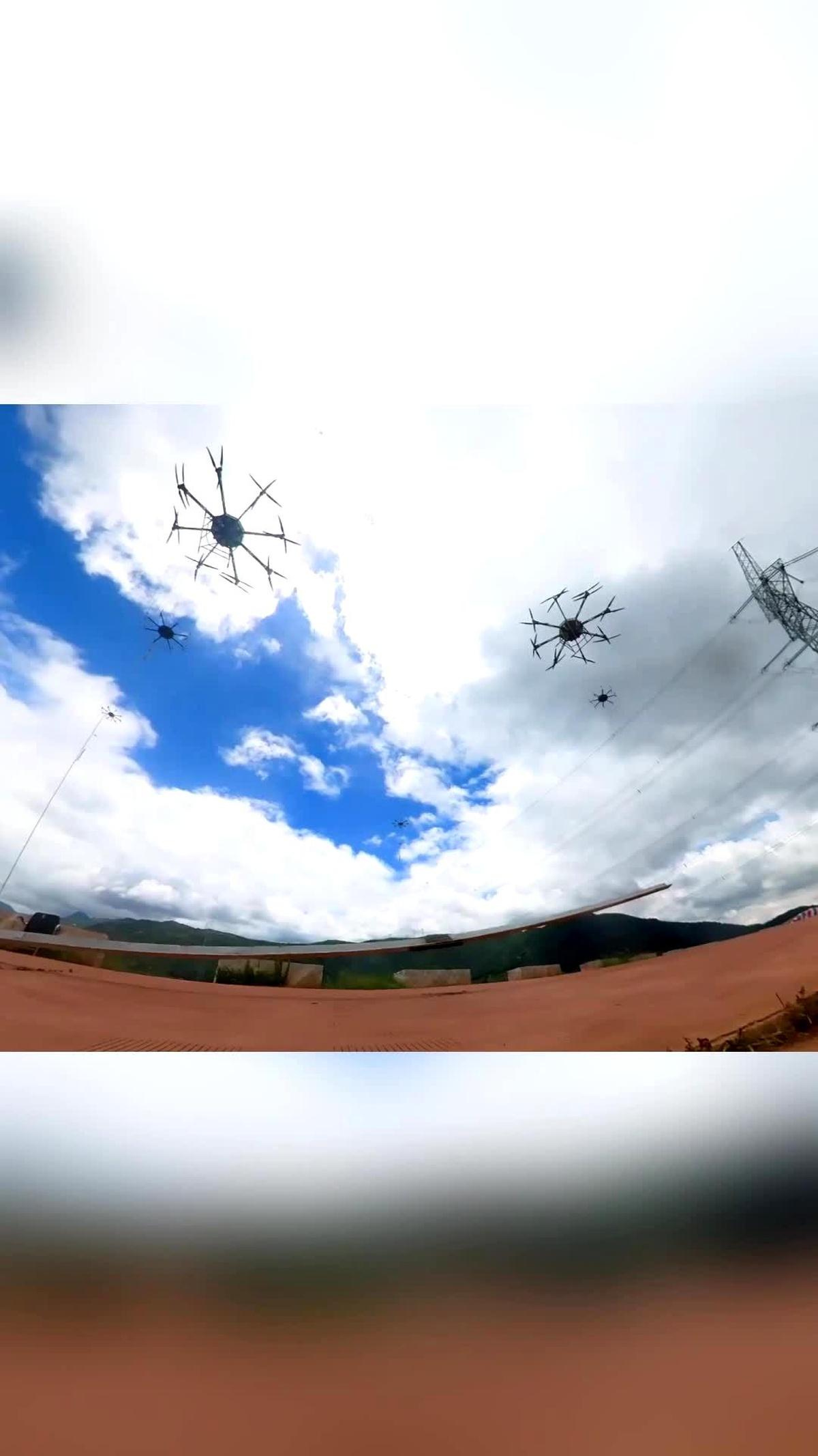 Çin\'de İki Ağır Yük Drone\'u İnşaat Malzemelerini Taşıdı