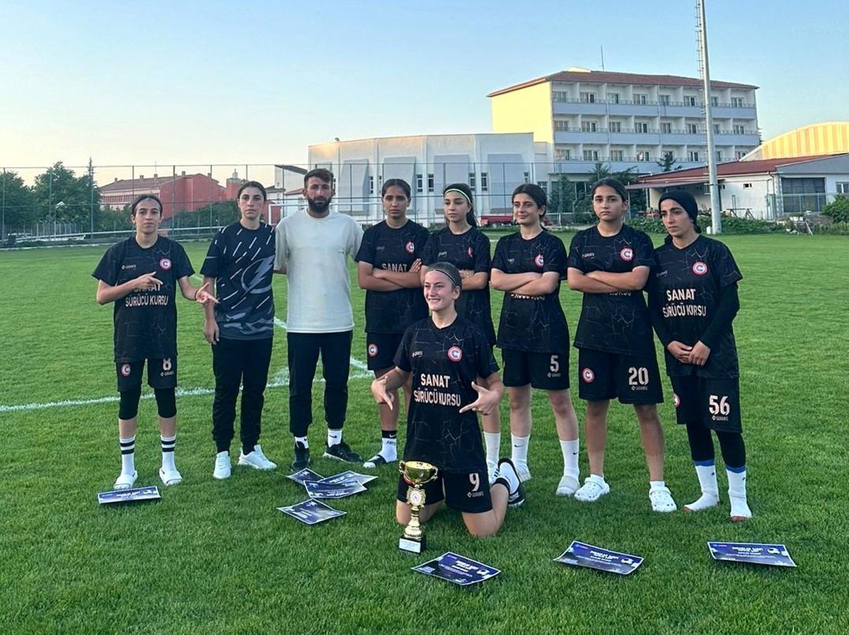 Cizre 2020 Gençlik Spor Kız Futbol Takımı Türkiye İkincisi Oldu