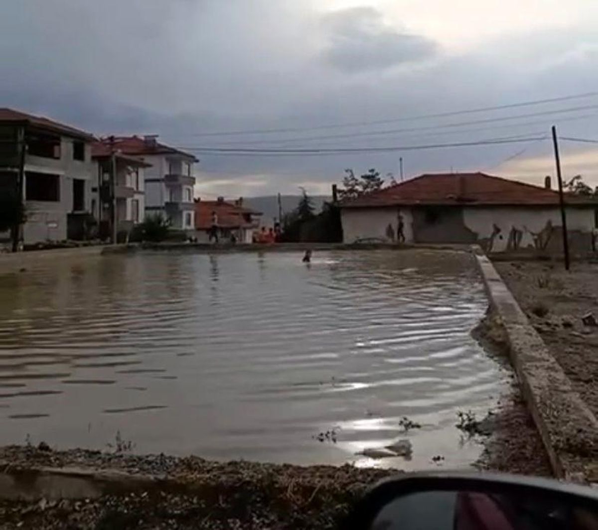 Çankırı\'da çocuklar sağanak yağışta su birikintisinde serinledi