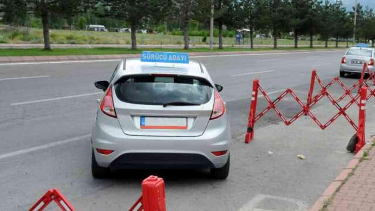 Ehliyet sınavında bazı kurallar değişti! Sürücü adaylarına park manevrasında ikinci şans