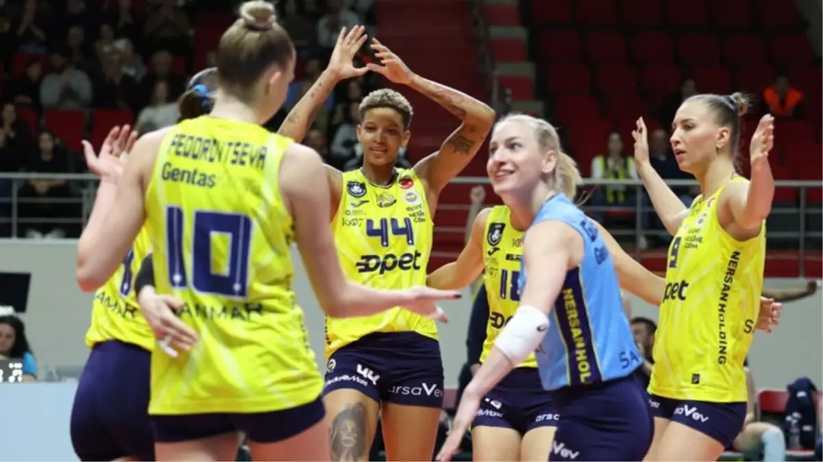 Fenerbahçe Kadın Voleybol Takımı\'nda 4 imza birden