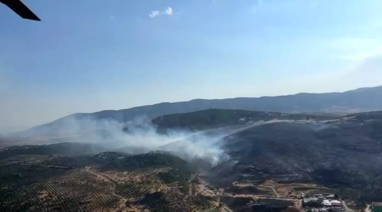 Manisa\'da Gölmarmara ilçesinde çıkan yangına havadan ve karadan müdahale