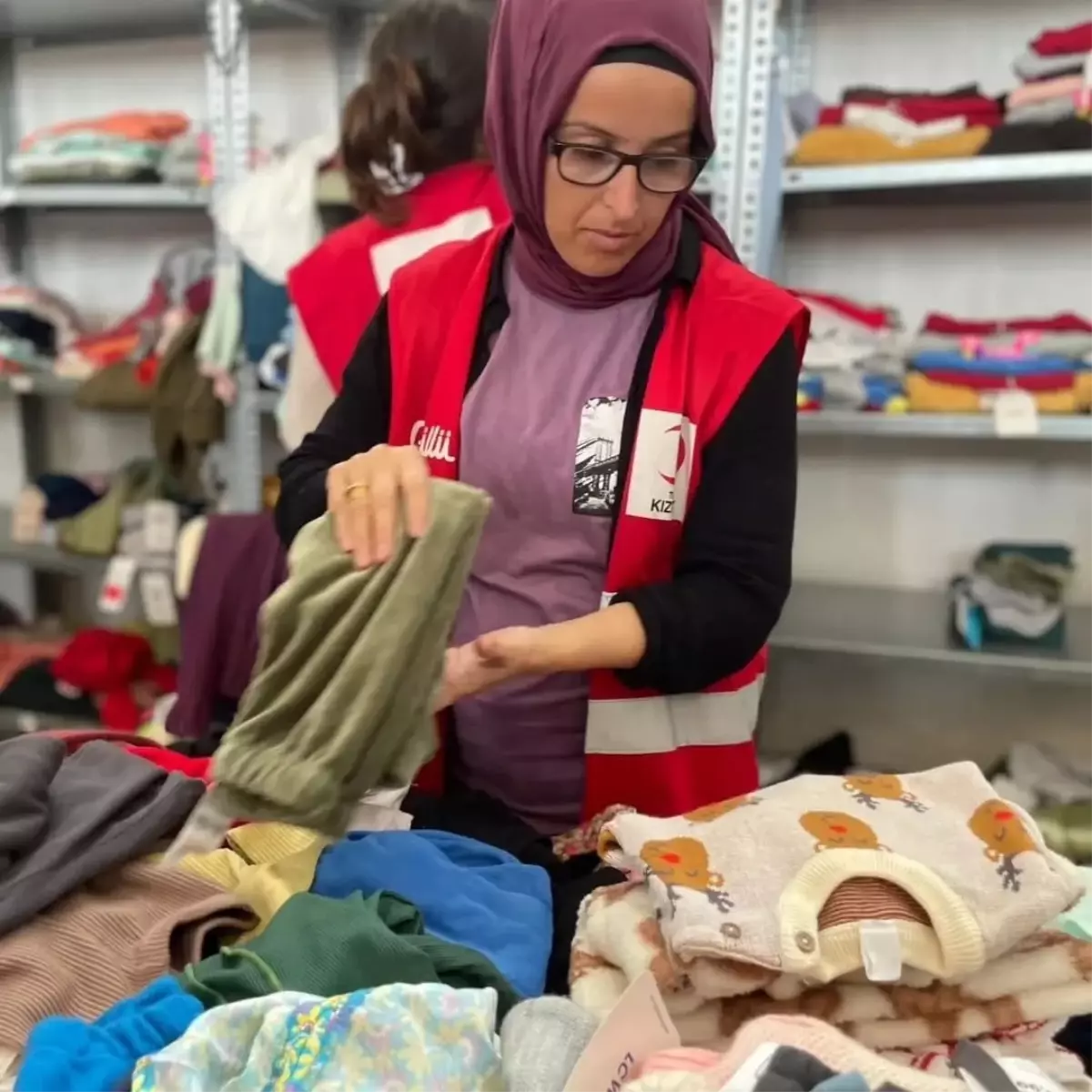 Türk Kızılayı, Hataylı depremzedelerin giyim ihtiyaçlarını karşılıyor