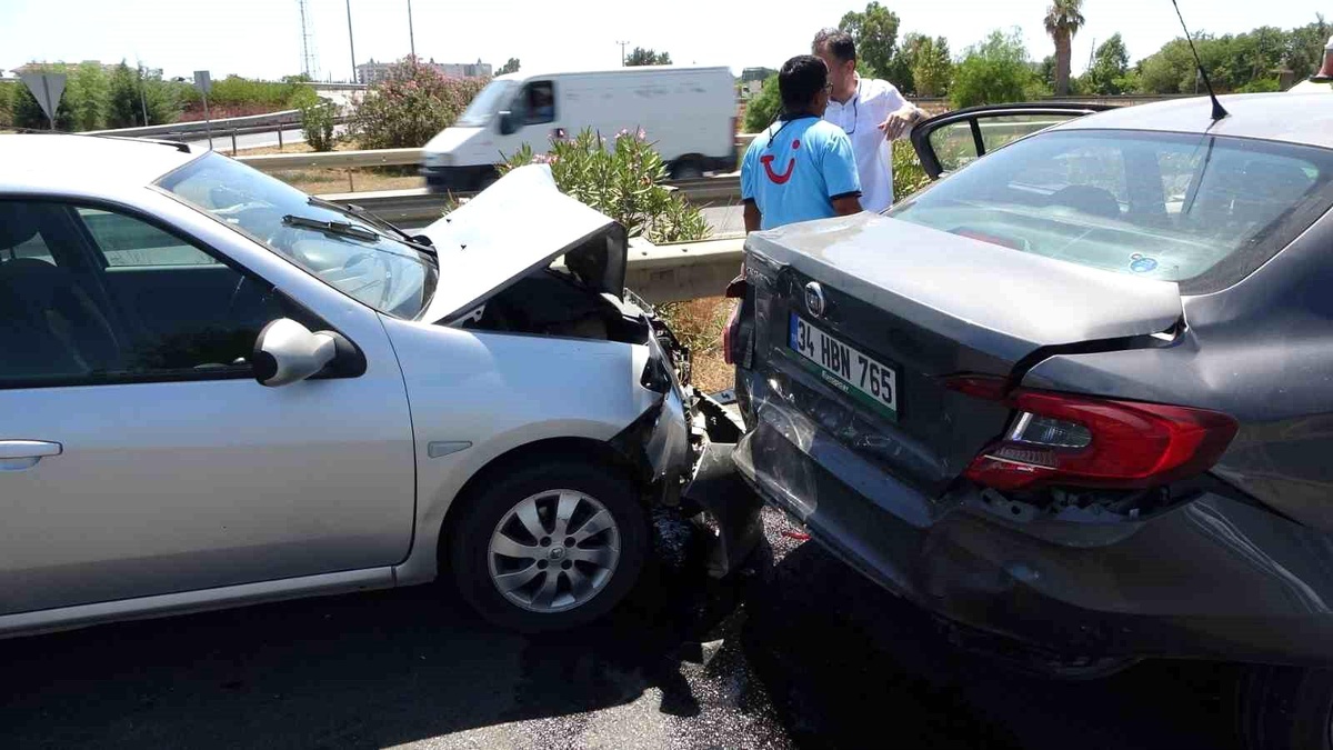Manavgat\'ta iki otomobil çarpıştı