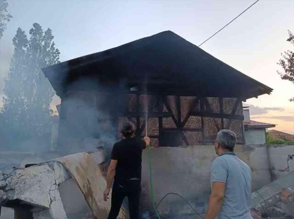 İlçeyi küle çeviren yangın! Evler, samanlıklar, traktörler hepsi kullanılamaz hale geldi