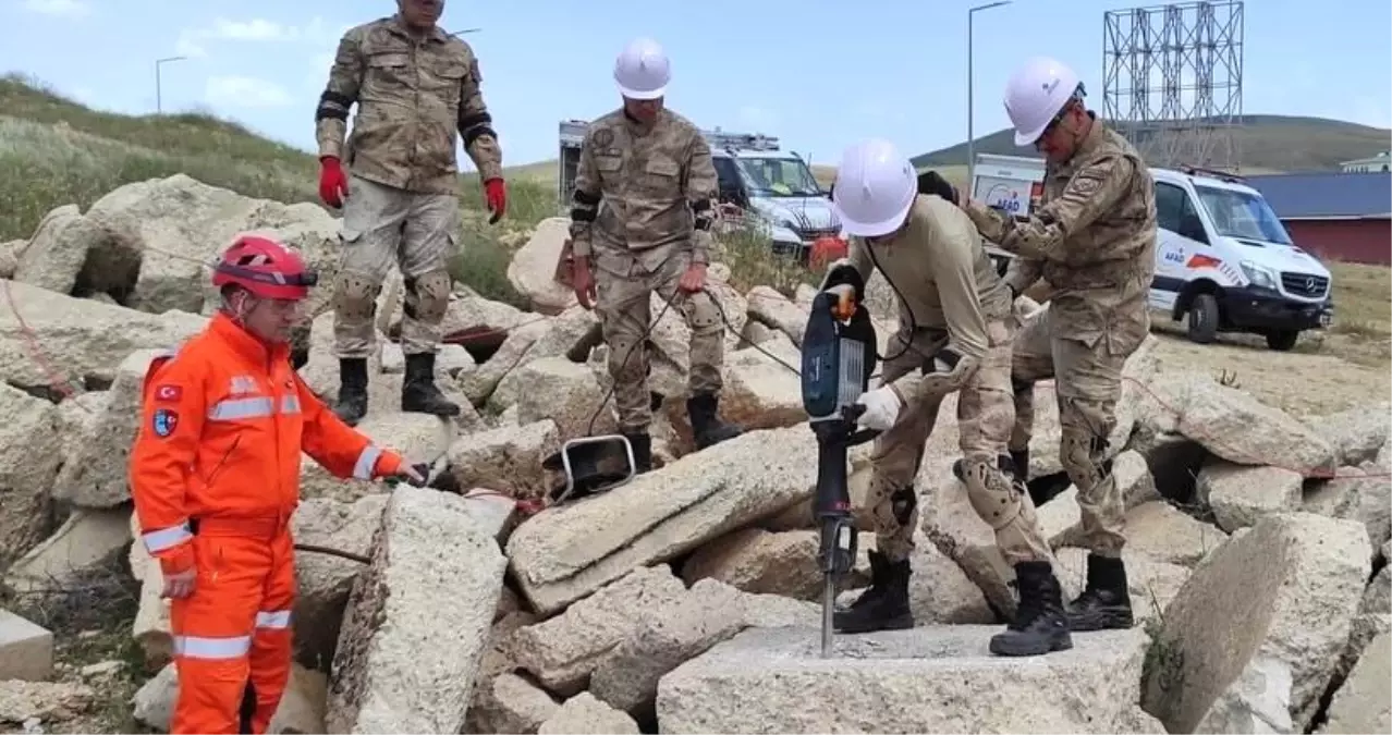 Bayburt Jandarmasına Depremde Arama Kurtarma Eğitimi Verildi