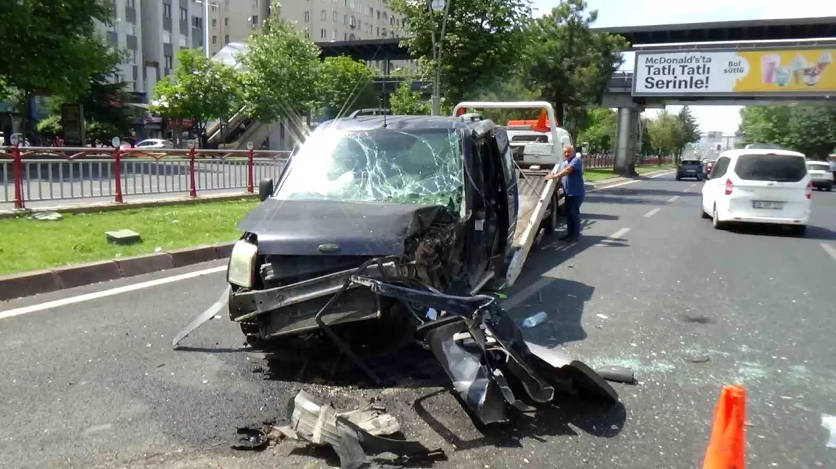 Kayseri\'de Jeep ile Hafif Ticari Araç Çarpıştı: 2 Yaralı