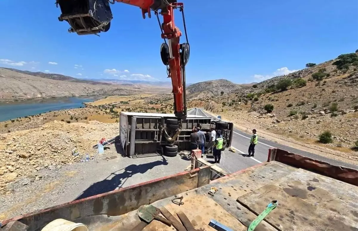 Erzincan Kemaliye\'de Tır Devrildi: Sürücü Yaralandı