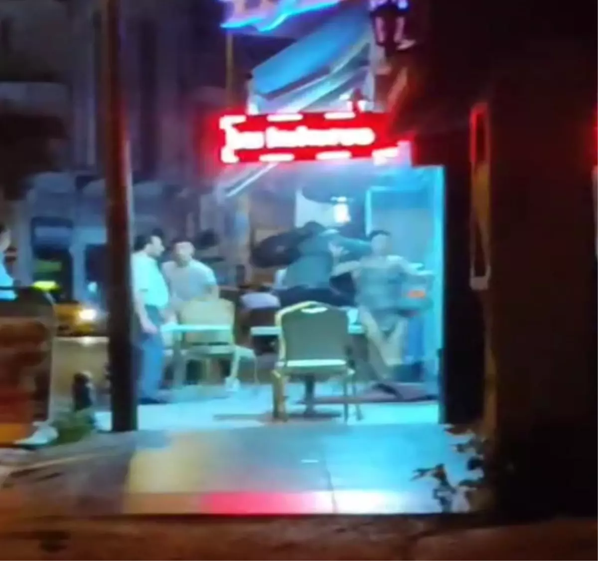 Eskişehir\'de erkek, kız arkadaşının kavgaya karıştığı kadınlara saldırdı