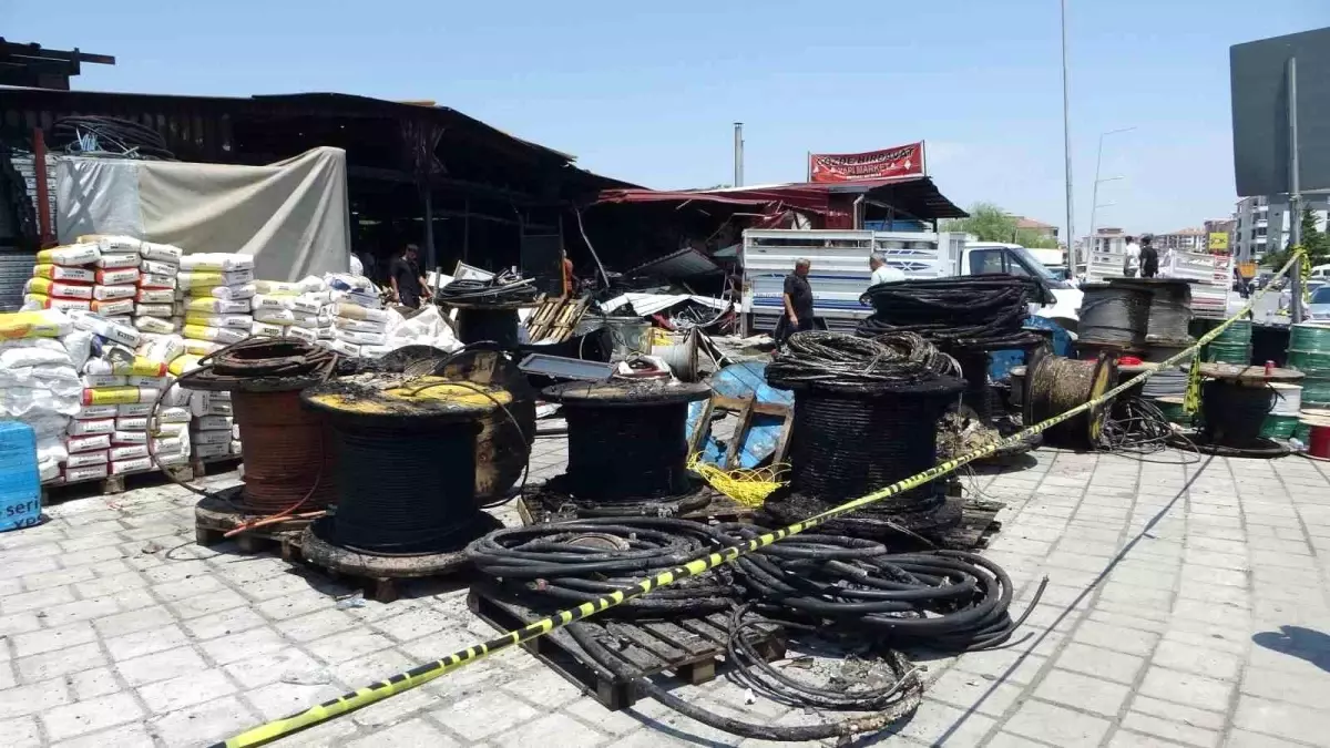 Malatya\'da Hırdavat Konteyner Çarşısında Yangın: Esnaf Mallarını Kurtarmaya Çalışıyor